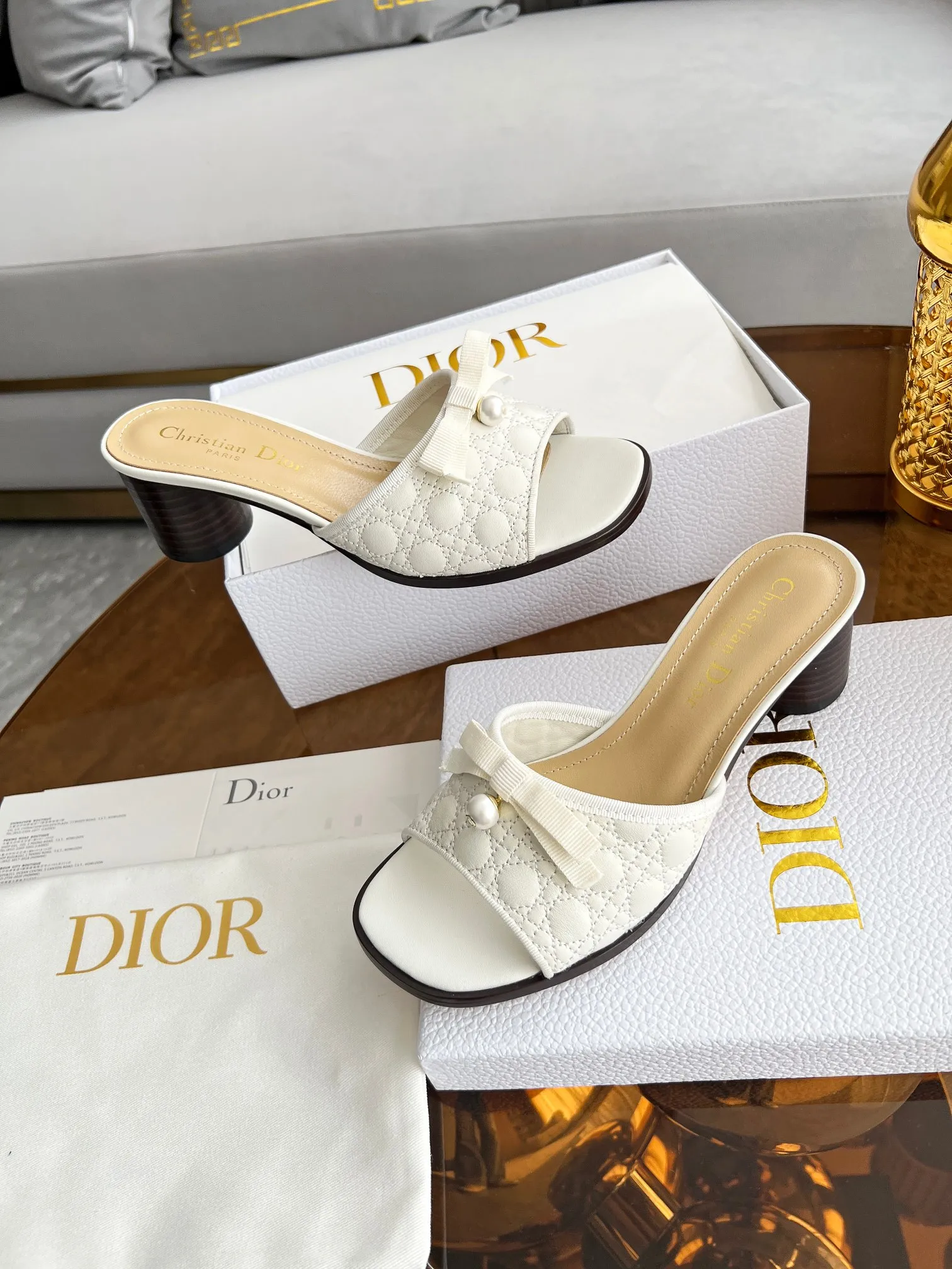 👟👟Ex-factory price 480👟👟 🔥🔥Hot model👟👟DIOR 2025 early spring new product top version~ Original mold opening, 1:1 reproduction, original Italian last, purchasing agent level, original order quality. The Dway heeled sandals reinterpret Dior's iconic piece for an elegant look. The upper's delicate buckle strap highlights the 'CHRISTIAN DIOR' signature embroidery. Exquisite style. It is an ideal item to match with formal looks. ✅Outsole: original leather outsole imported from Italy. The sole is decorated with Christian Dior's lucky star symbol. ✅Size: 35～39 (40-41🉑customized). ✅Packaging: full set of original counter packaging.